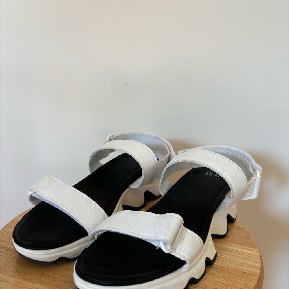 Time and Tru White platform Sandals with Black Soles women’s size 9